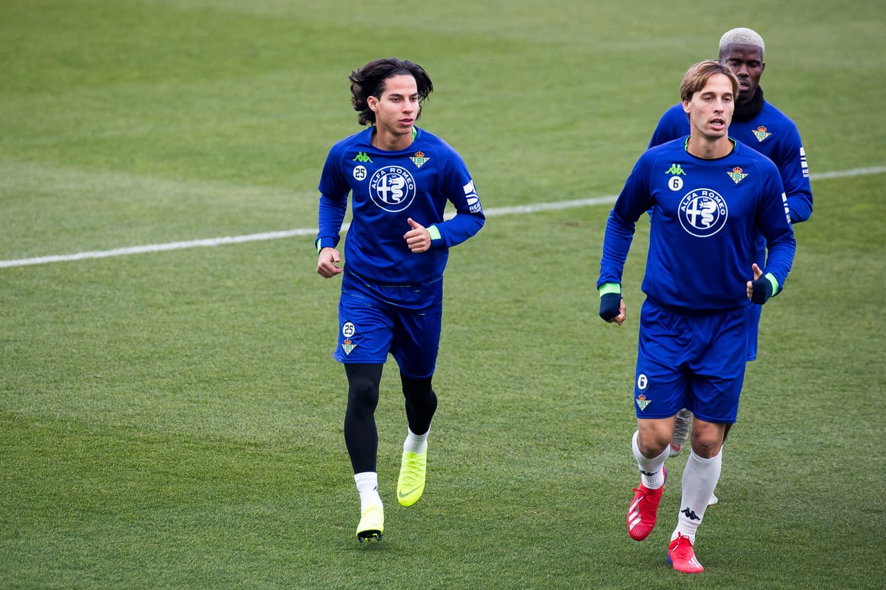 Lainez estuvo a la par de sus compañeros durante la práctica en lo que son sus primeros días en el equipo sevillano.