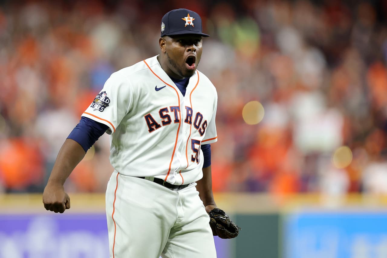 Hector Neris reaccionaba después de ponchar a Nick Castellanos.