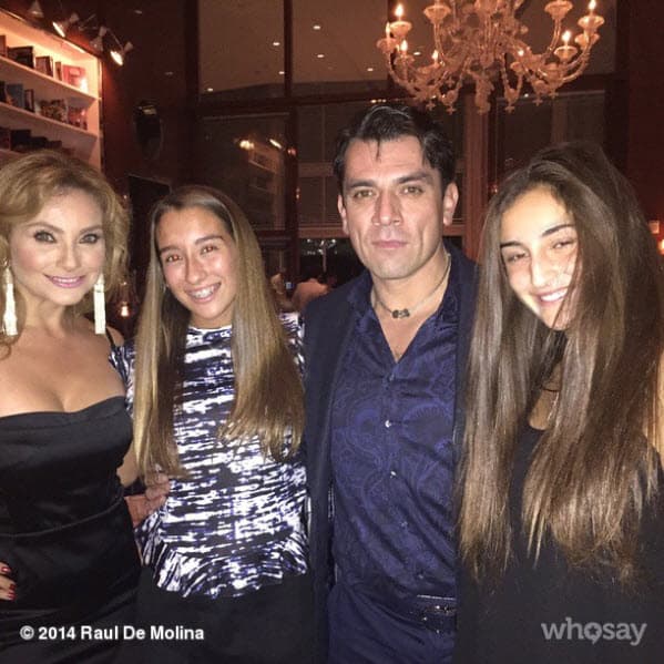 El 5 de octubre de 2014 se tomó una fotografía con estas estrellas de telenovela: "Anoche nos encontramos con Elizabeth Álvarez y Jorge Salinas en Cippriani Miami", escribió Raúl de Molina en esta imagen.