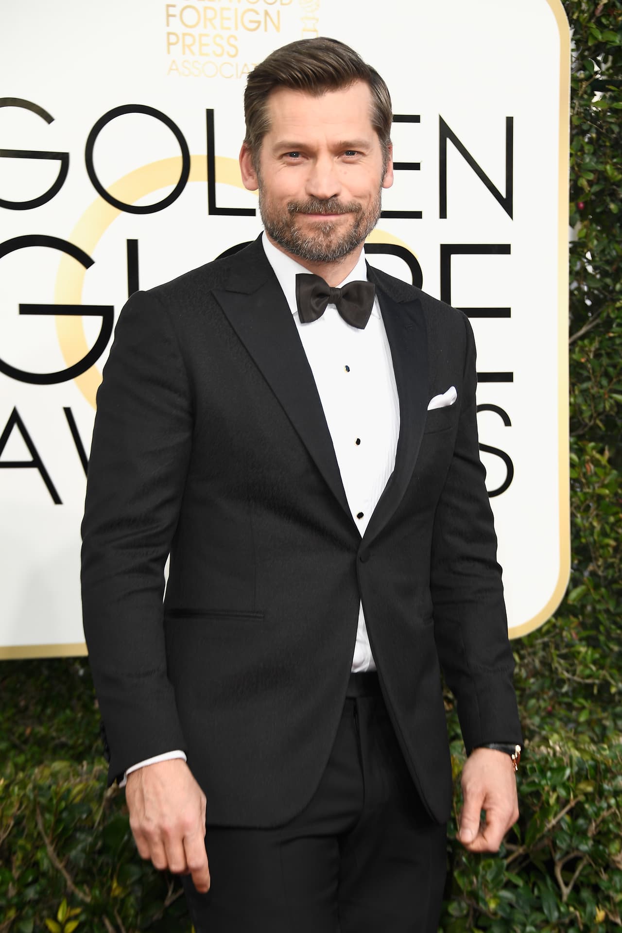 El actor de Juego de Tronos Nikolaj Coster-Waldau con esmoquin y pajarita negra.