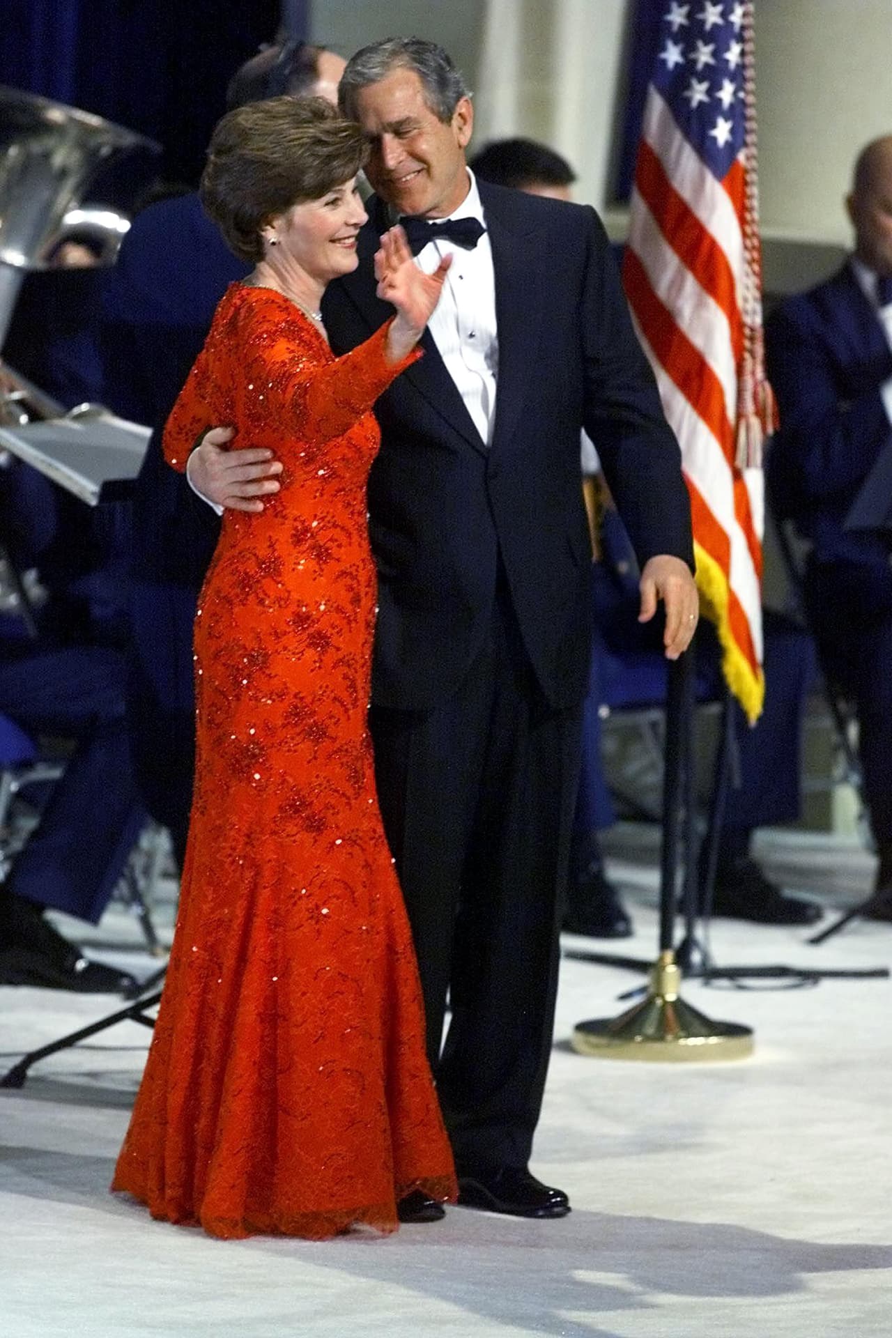 Aunque Laura Bush siempre se mostró clásica y algo recatada en sus años en el poder, para su primer baile inaugural en 2001 eligió algo de dramatismo con un vestido lleno de brillantes que trajeron a la memoria apariciones emblemáticas de otras primeras damas en rojo como lo hicieron Nancy Reagan y Jackie Kennedy.
