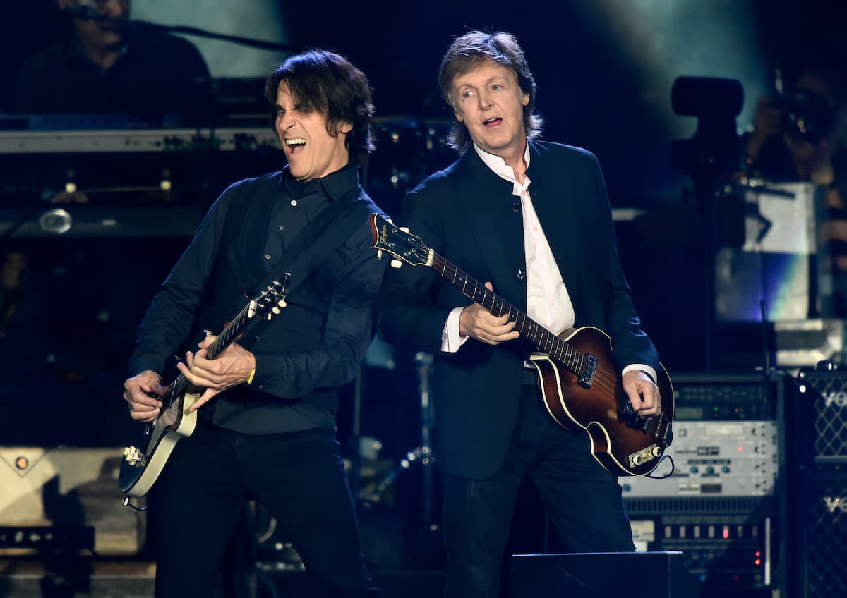 Con su clásico bajo