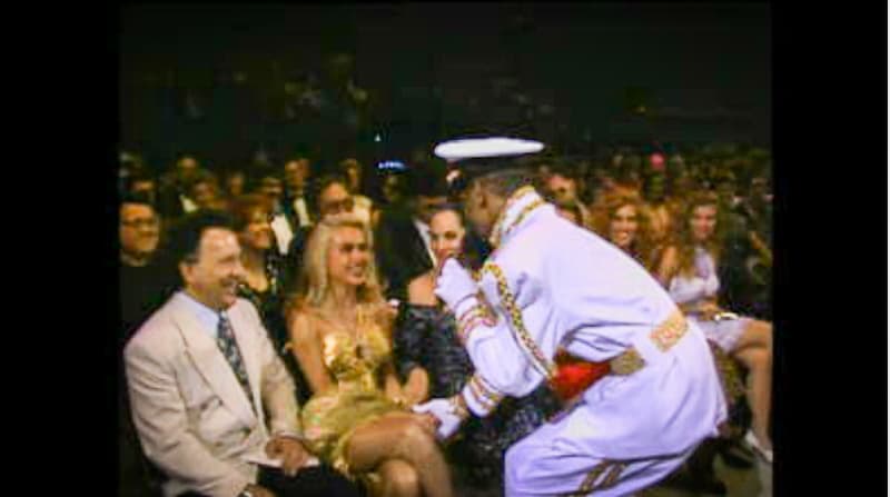 "Las mujeres que lo muevan así, si es que no pueden que vengan donde mí", entonaba El General con la canción 'El maestro'. Invitó a Paulina Rubio a subir a bailar al escenario y aunque la madre de ésta la incitó ella no quiso.