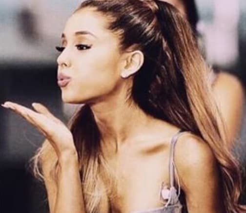 La también actriz cuenta con bienes inmobiliarios, posee varios restaurantes, un perfume 'De Ariana con Amor' y hasta una línea de moda llamada “Ariana Grande Seducción”.