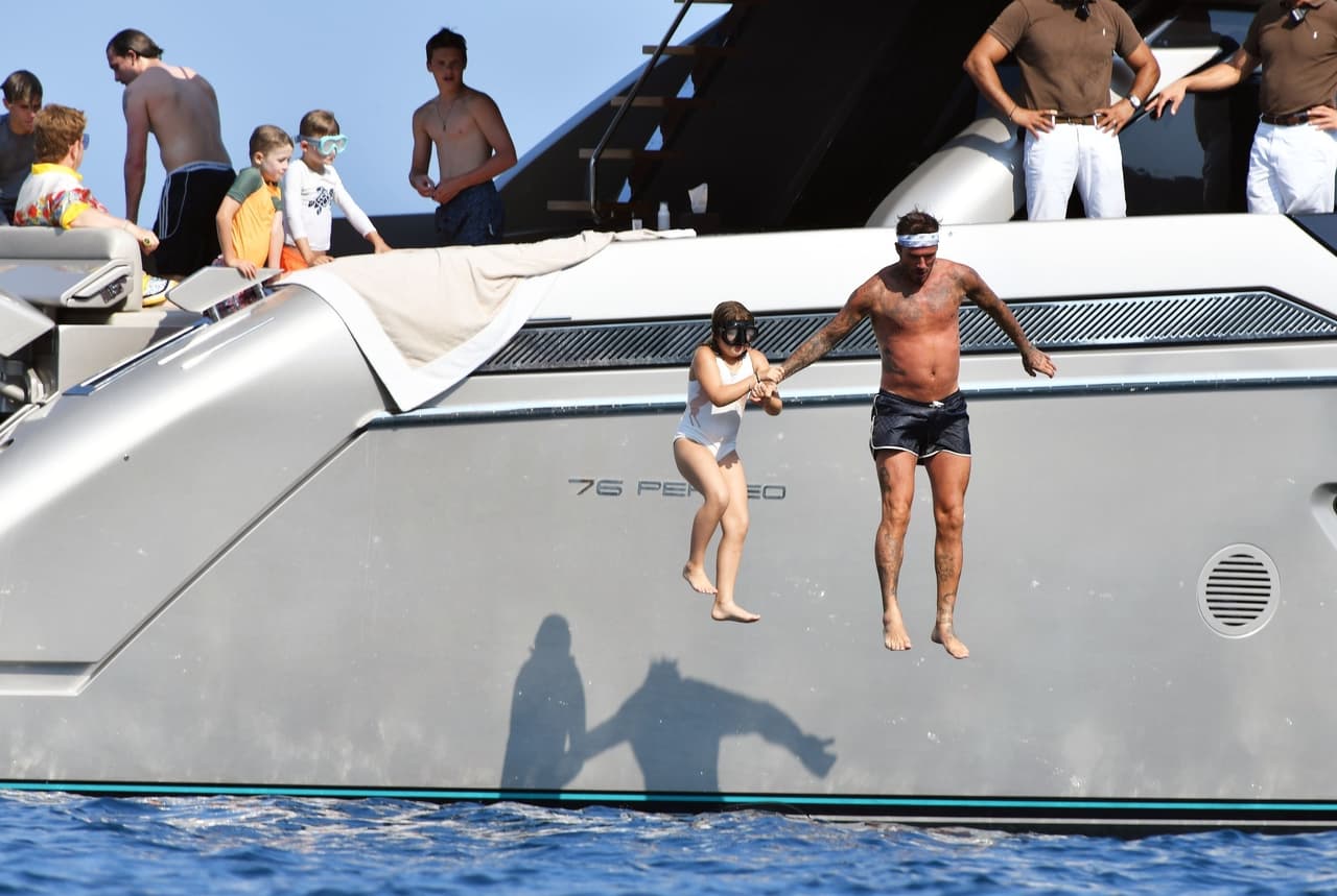 Bajo la atenta mirada de los hijos de Elton John, 
<b><a href="https://www.univision.com/entretenimiento/celebridades/david-y-victoria-beckham-dieron-un-costoso-regalo-de-cumpleanos-a-su-hija-esta-valuado-en-miles-de-dolares-fotos">David Beckham y Harper</a></b> desafiaron una vez más sus temores.