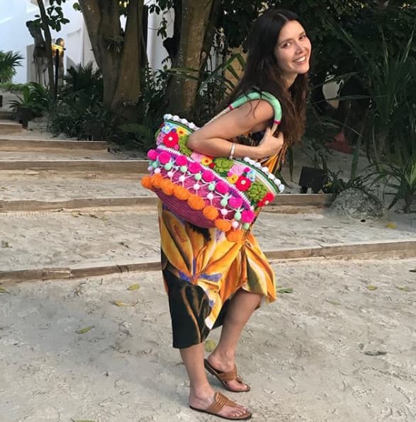 Ella llevaba una bolsa tejida por su mamá y su hermana y la presumió con esta imagen.