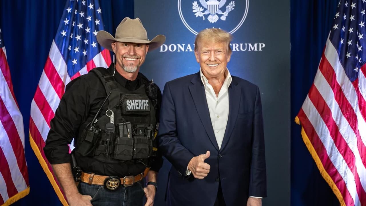 Sheriff de Arizona, Mark Lamb, presenta documentos para participar en la contienda al Senado de EEUU