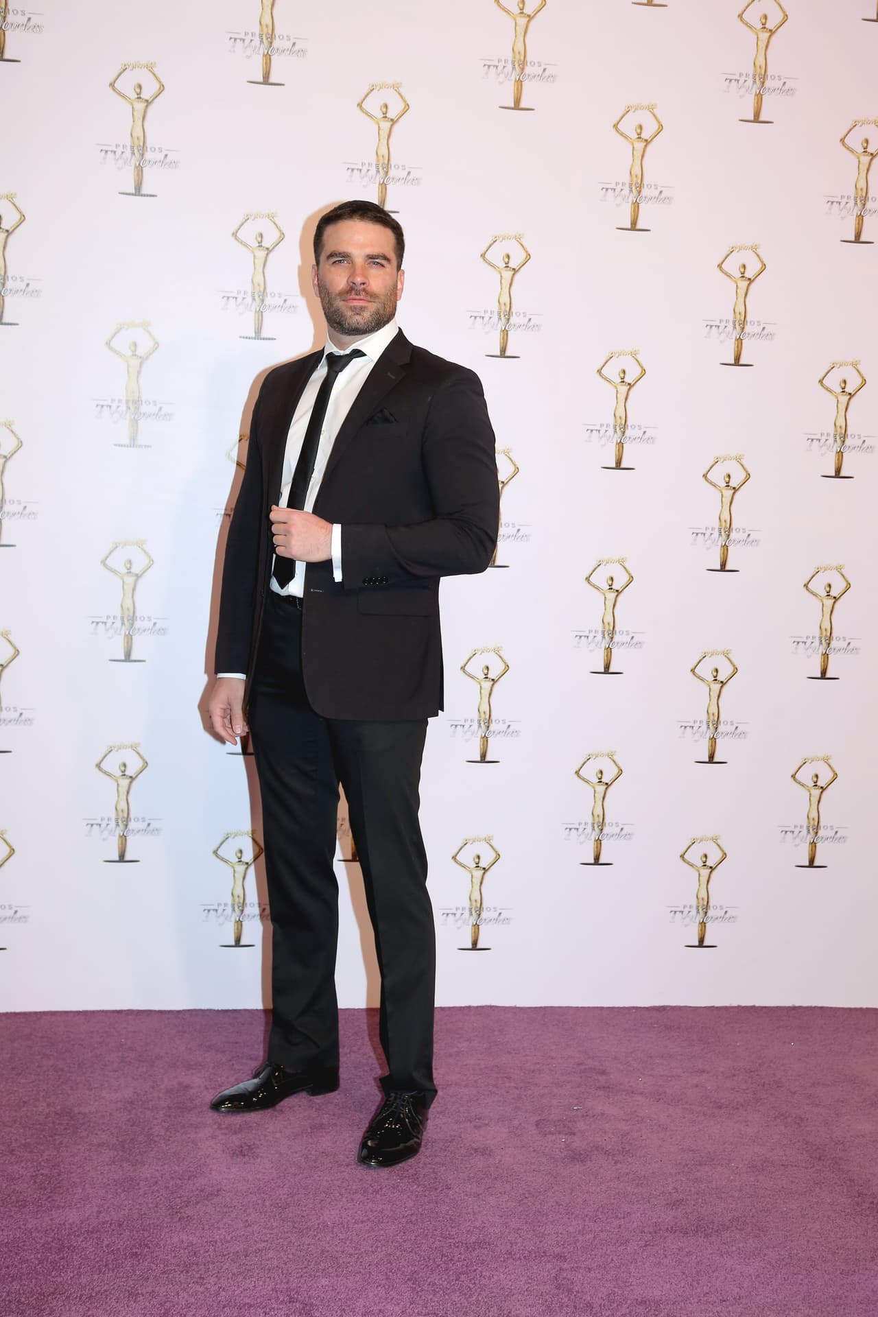 <b><a href="http://www.univision.com/temas/alejandro-nones">Alejandro Nones</a></b> se bajó del avión de
<b><i> <a href="http://www.univision.com/series/la-piloto">La Piloto</a></i></b> para desfilar por la alfombra de los 
<b><a href="http://www.univision.com/novelas/premios-tv-y-novelas"><i>Premios TVyNovelas 2017</i></a></b>.