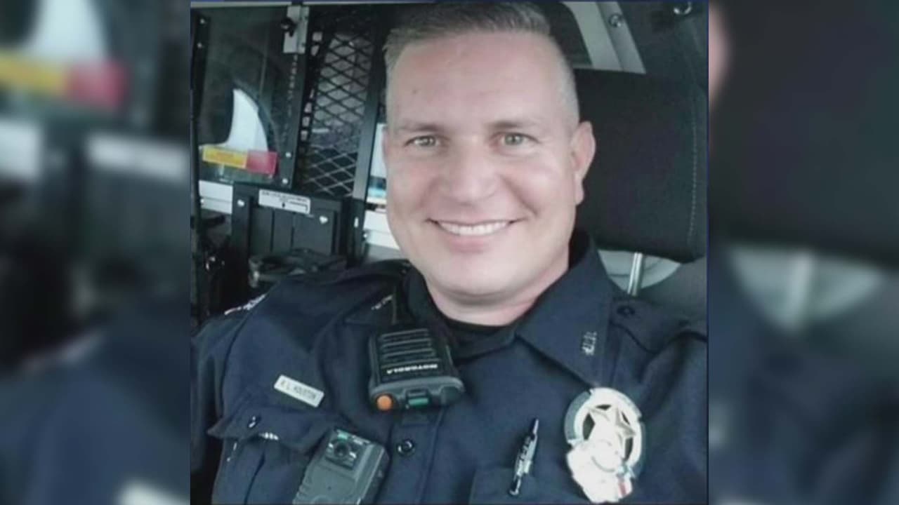El oficial Houston 
<b>fue despedido con honores en una emotiva ceremonia</b>, donde acudió su 
<a href="https://www.univision.com/local/dallas-kuvn/richard-houston-el-oficial-de-mesquite-que-murio-en-tiroteo" target="_blank">esposa, tres hijos </a>y compañeros de la Policía de Mesquite.
