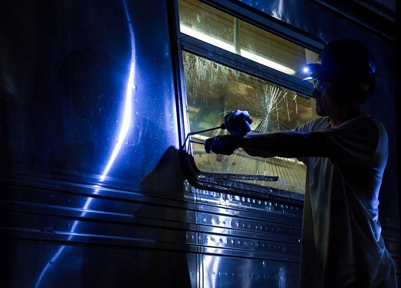 Vándalos rompieron 78 ventanas de 35 trenes.