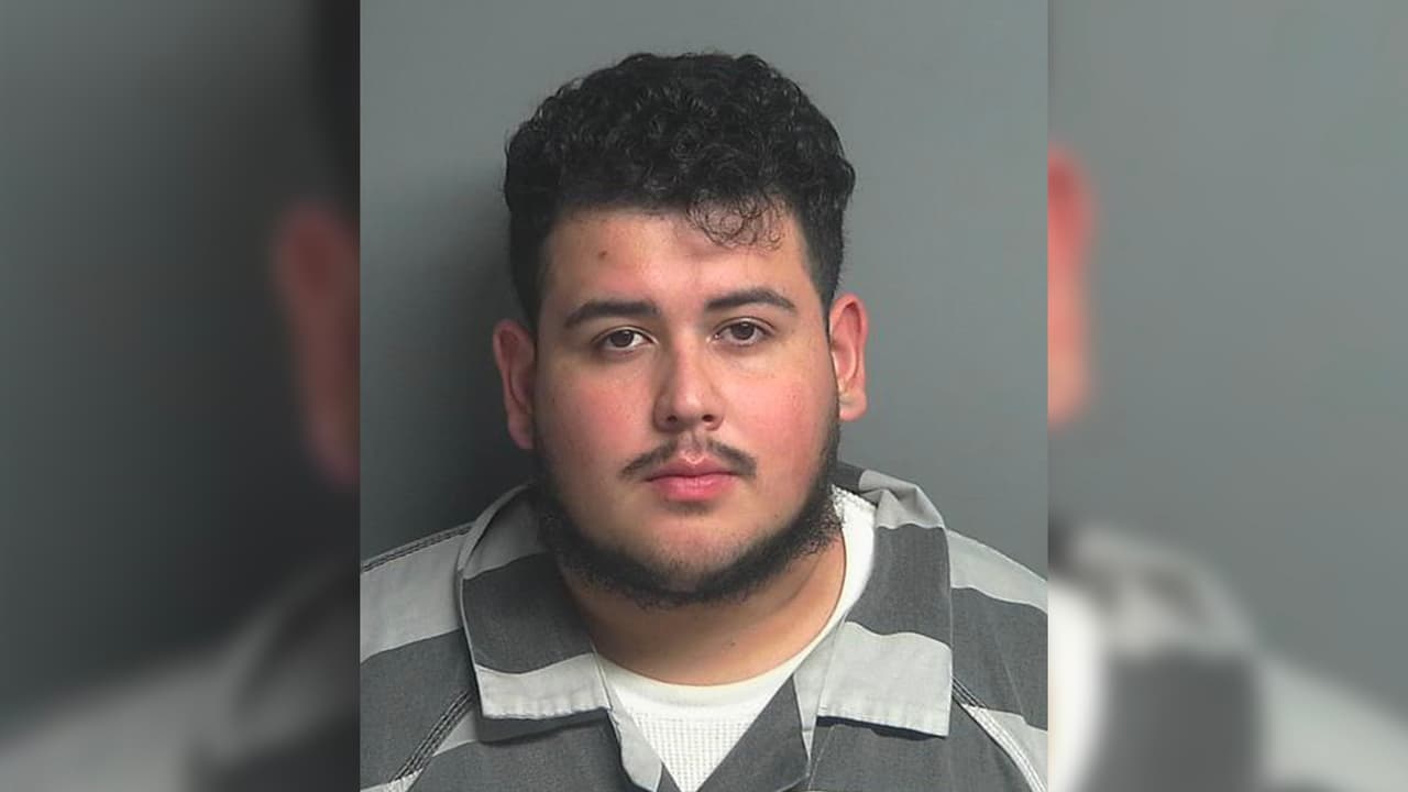 Markanthony Ryan Doyle, 20 años, acusado de abuso sexual de un menor. Última residencia conocida: Weeren Road, Montgomery, Texas.