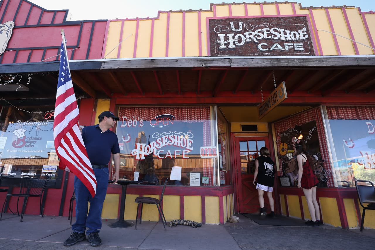 Uno de los residentes afirmó que los números de casos y fallecimientos no respaldan el cierre de los negocios.