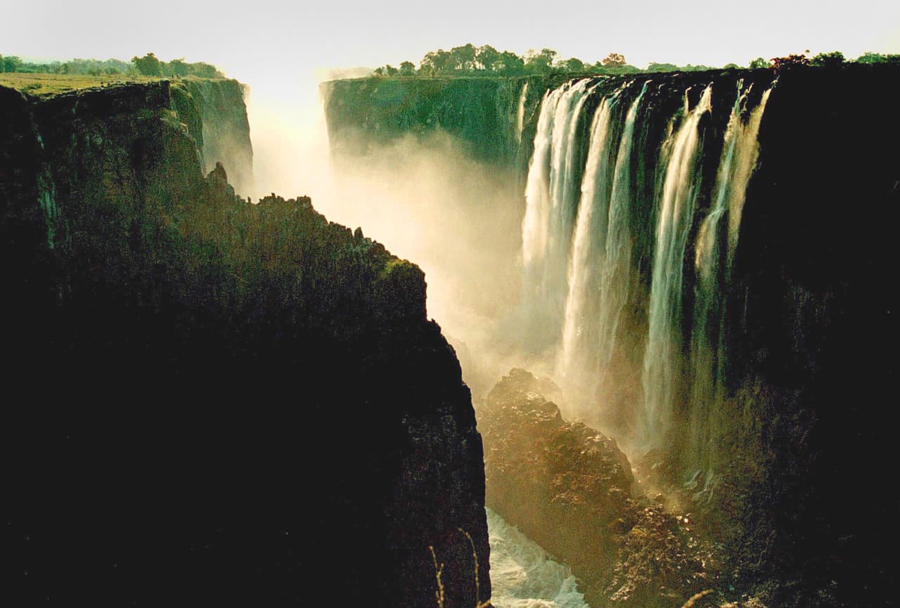 <b>Cataratas Victoria, Zambia y Zimbabue</b>. El río Zambeze conforma este espectacular salto de agua. Este río es el 4to curso fluvial más grande de África. Las cataratas son patrimonio natural de la humanidad. tienen una anchura aproximada de una milla y 354 pies de alto. Se consideran un espectáculo extraordinario debido al estrecho y raro abismo en que el agua cae, apunta Barrera.