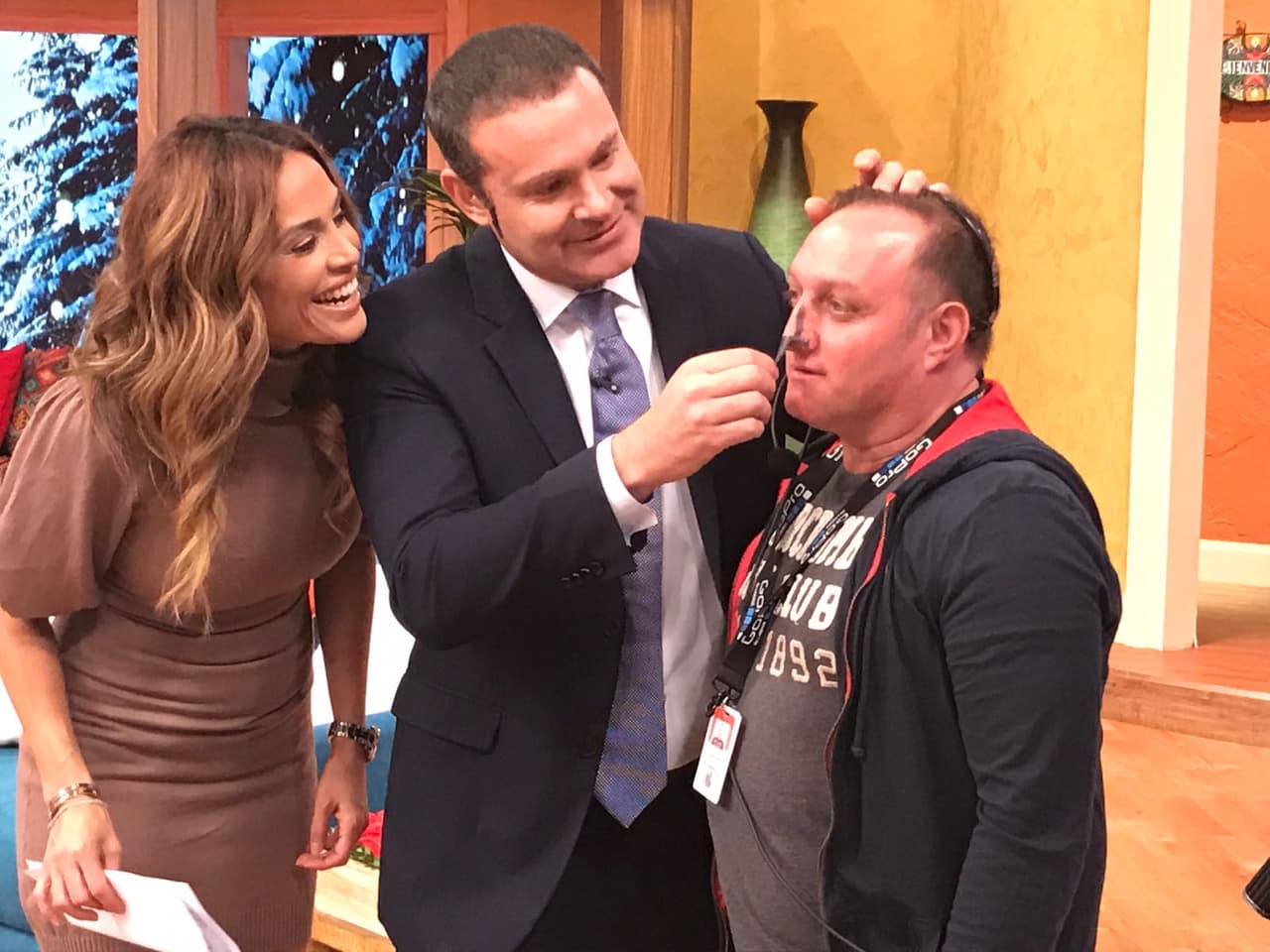 Incluso algunos miembros del staff de Despierta América también quisieron probar las bondades de la mascarilla para retirar los punhtos negros e impurezas.