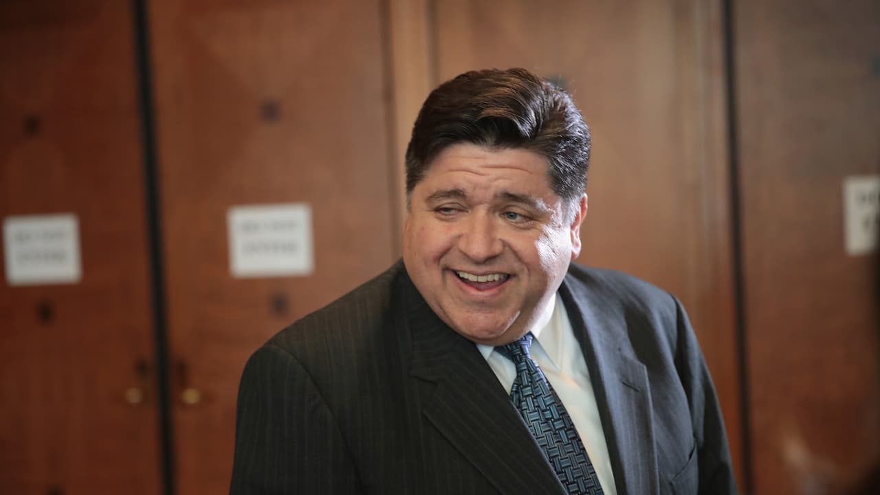 JB Pritzker firma iniciativa para incrementar el salario mínimo a $15 dólares en Illinois