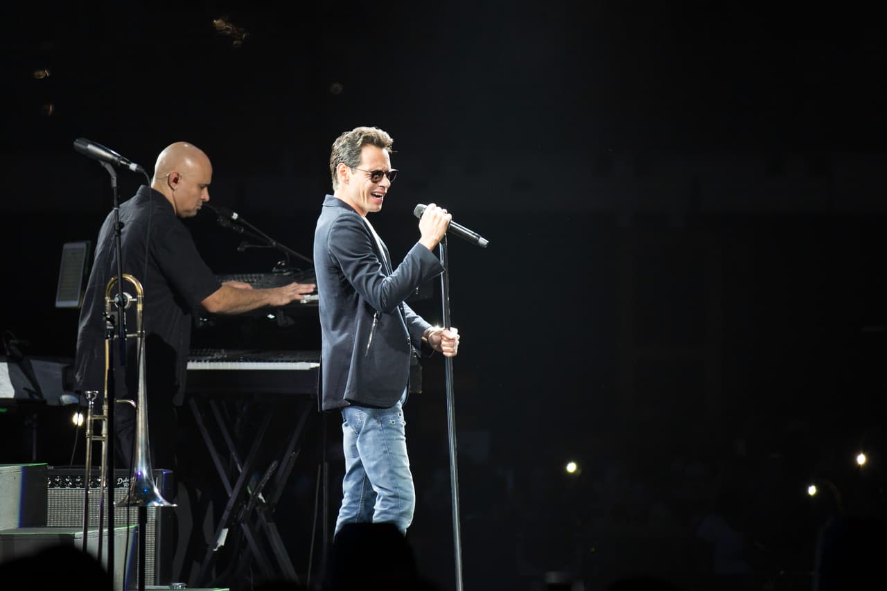 El escenario era un cuadrilátero en el medio del American Airlines Arena, con Marc Anthony paseándose alrededor del escenario en todo momento.