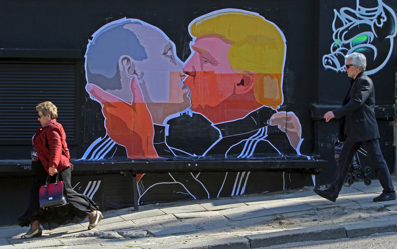 Un mural que satiriza la relación entre el presidente ruso Vladimir Putin y el candidato republicano Donald Trump en Vinilus, capital de Lituania, pintado por el artista Jupiterfab.