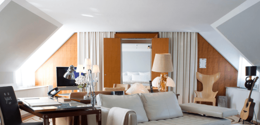 El lujoso hotel de cinco estrellas, Le Royal Monseau, será la casa provisional del astro argentino, pues su salida del Barcelona fue muy repentina. El hotel se encuentra ubicado en 37 Avenue Hoche y fue reformado por el famoso diseñador Philippe Starck. El Parque de los Príncipes se encuentra a tan solo 15 minutos del inmueble.