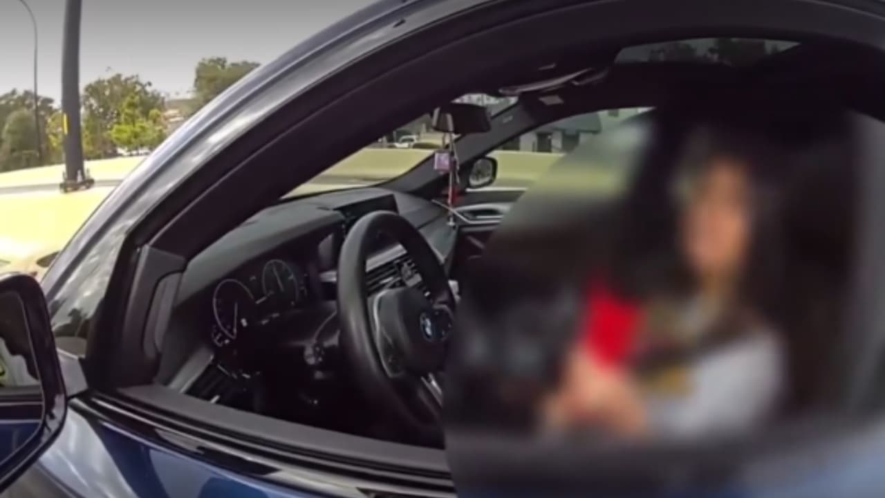 Conductora detenida por manejar a 136 mph dice que tenía malestar estomacal