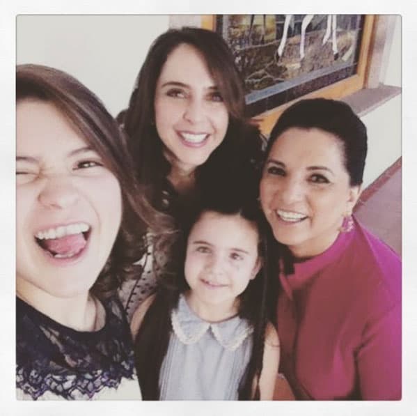 Este póker de guapas presumieron su sonrisa, en esta imagen vemos en personaje a la hermana de Joan, su última pareja y sus dos hijas.