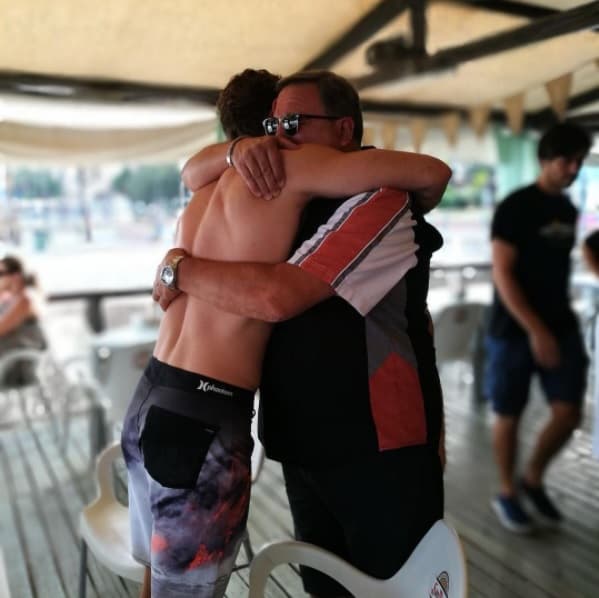 Rulli se fundió en un abrazo con su padre quien hace días cumplió años: "De esos abrazos que son para la eternidad y no quieres que terminen. Te amo viejo".