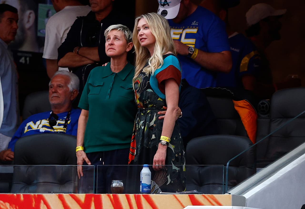 Los fotógrafos pusieron atención no solo a la cancha, sino también a las gradas para captar a otras celebridades y fue así como dieron con la famosa presentadora Ellen DeGeneres junto a su esposa Portia de Rossi.