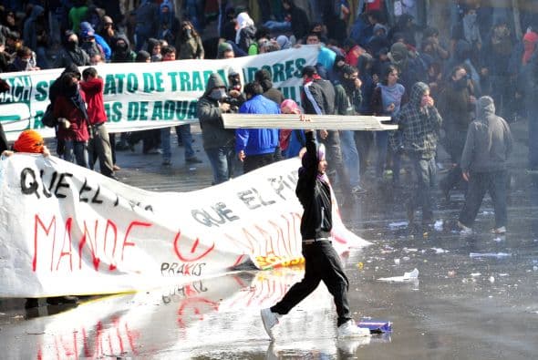 Los legisladores fueron conminados a bajar el cartel en medio de aplausos y gritos de repudio, prueba del ambiente de tensión que reinó durante las casi dos horas en que se extendió el discurso presidencial, una tradición republicana que se cumple todos los 21 de mayo.