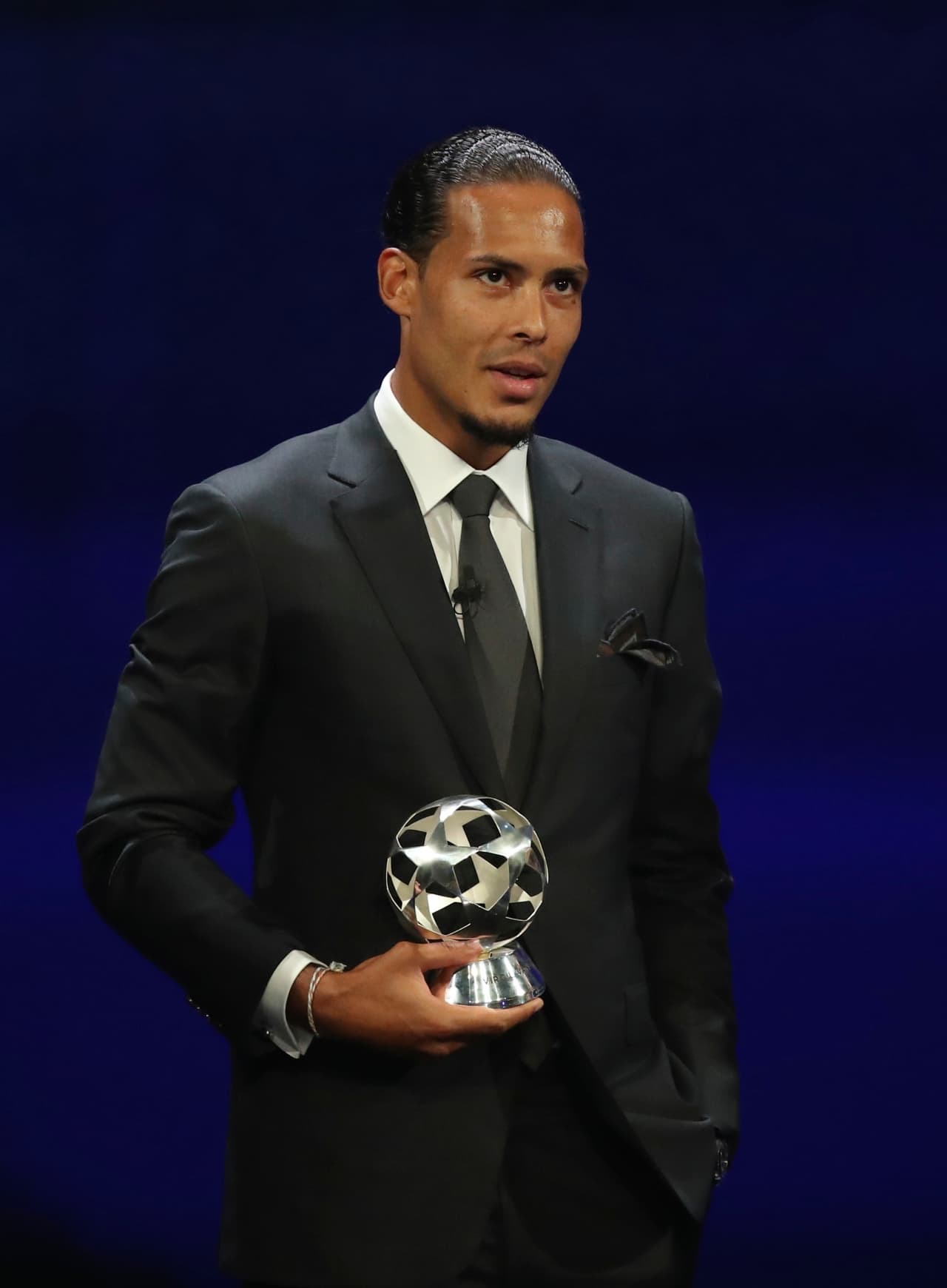 Virgil van Dijk del Liverpool es nombrado el mejor defensa de la temporada 2018-2019.