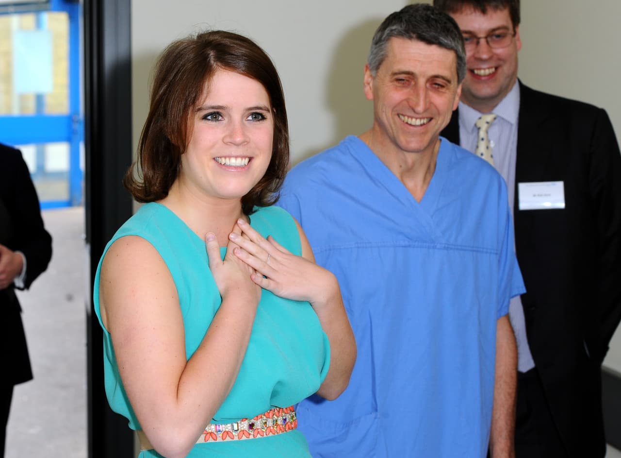 Ella y su familia inmediata se convirtieron en embajadores del 
<b><a href="https://www.rnoh.nhs.uk/">'Royal National Orthopaedic Hospital' </a></b>y la relación se ha mantenido a través de los años. Tanto así que uno de los médicos que la operó, Jan Lehovsky (en esta foto), fue invitado a su boda.