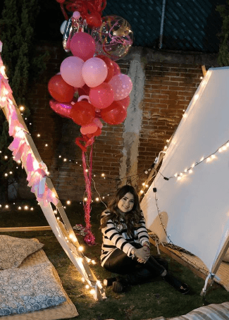 El evento se realizó al aire libre, ambientado con luces, cojines, globos y 
<i>teepes.</i>