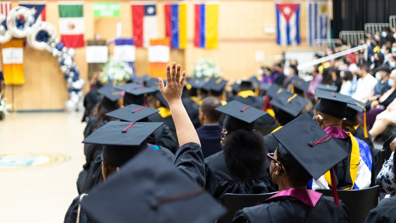 <b>En los Colegios Comunitarios de Chicago</b>
<br>Las autoridades de salud dispondrán de espacios de vacunación en 
<b>Colegios Comunitarios de Chicago</b>. 
<br>Todos los sitios 
<b>operan de 9:00 a.m. a 2:00 p.m.</b> y se recomienda 
<b>hacer reservaciones</b>; las visitas sin cita se acomodan según llegada. 
<br>Aquí puedes solicitar la vacunación en 
<a href="https://events.juvare.com/IL-IDPH/dhjpr/" target="_blank">Kennedy-King College</a>, 
<a href="https://events.juvare.com/IL-IDPH/f9kyf/" target="_blank">Richard J. Daley College</a>, 
<a href="https://events.juvare.com/IL-IDPH/awbpd/" target="_blank">Wilbur Wright College</a>, 
<a href="https://events.juvare.com/IL-IDPH/3gkqa/" target="_blank">Malcolm X College</a>, 
<a href="https://events.juvare.com/IL-IDPH/rbvtd/" target="_blank">Truman College</a>.
<br>