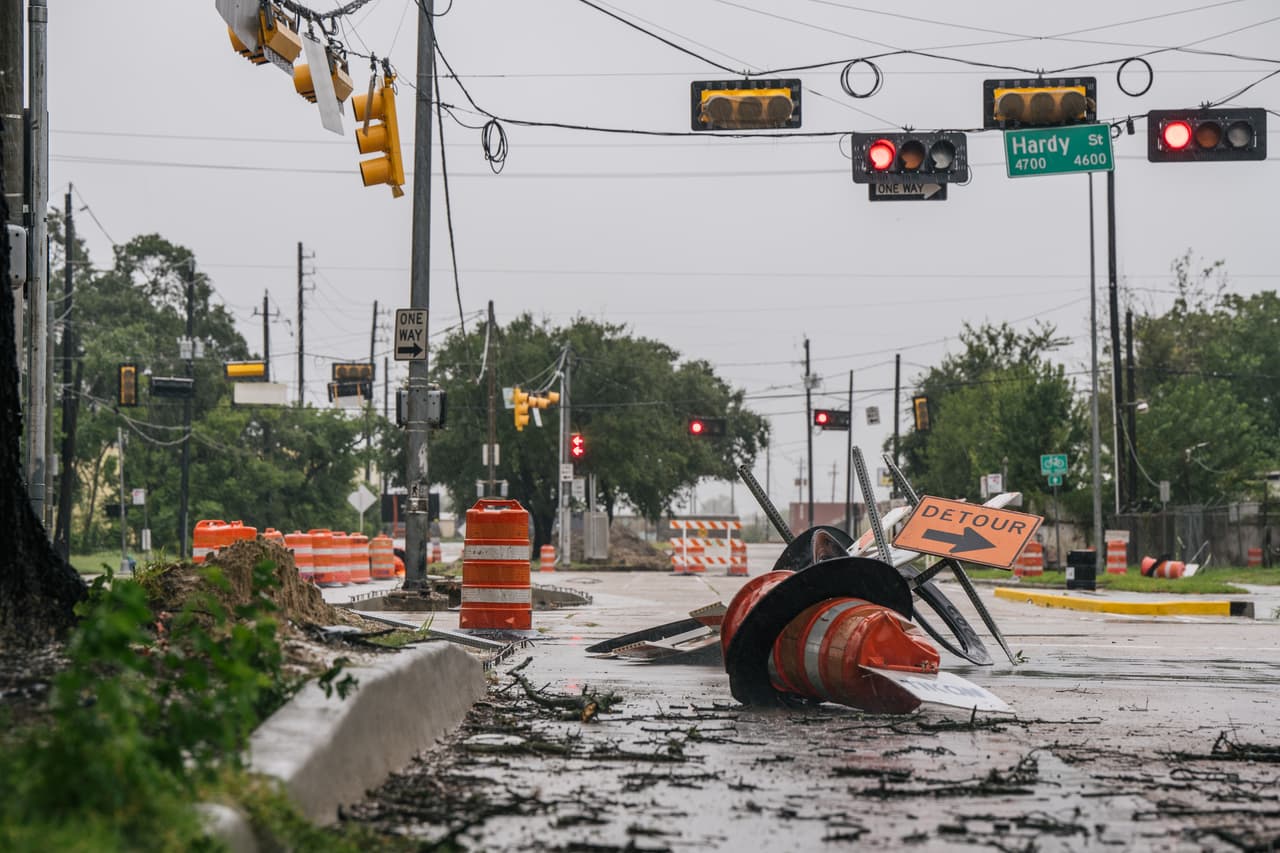 Escombros y señales de transito derrumbadas en Houston, Texas, luego del paso de 
<a href="https://www.univision.com/local/houston-kxln/temas/tormenta-tropical-nicholas">Nicholas</a> el 14 de septiembre. El sistema tocó tierra en la madrugada de este martes en la costa de Texas como un huracán categoría 1. 
<br>
<br>Desplazándose en tierra se degradó y ha vuelto a ser tormenta tropical, dejando hasta 20 pulgadas de lluvia 
<b>y posibles inundaciones</b> en varias partes de la costa del Golfo de México.