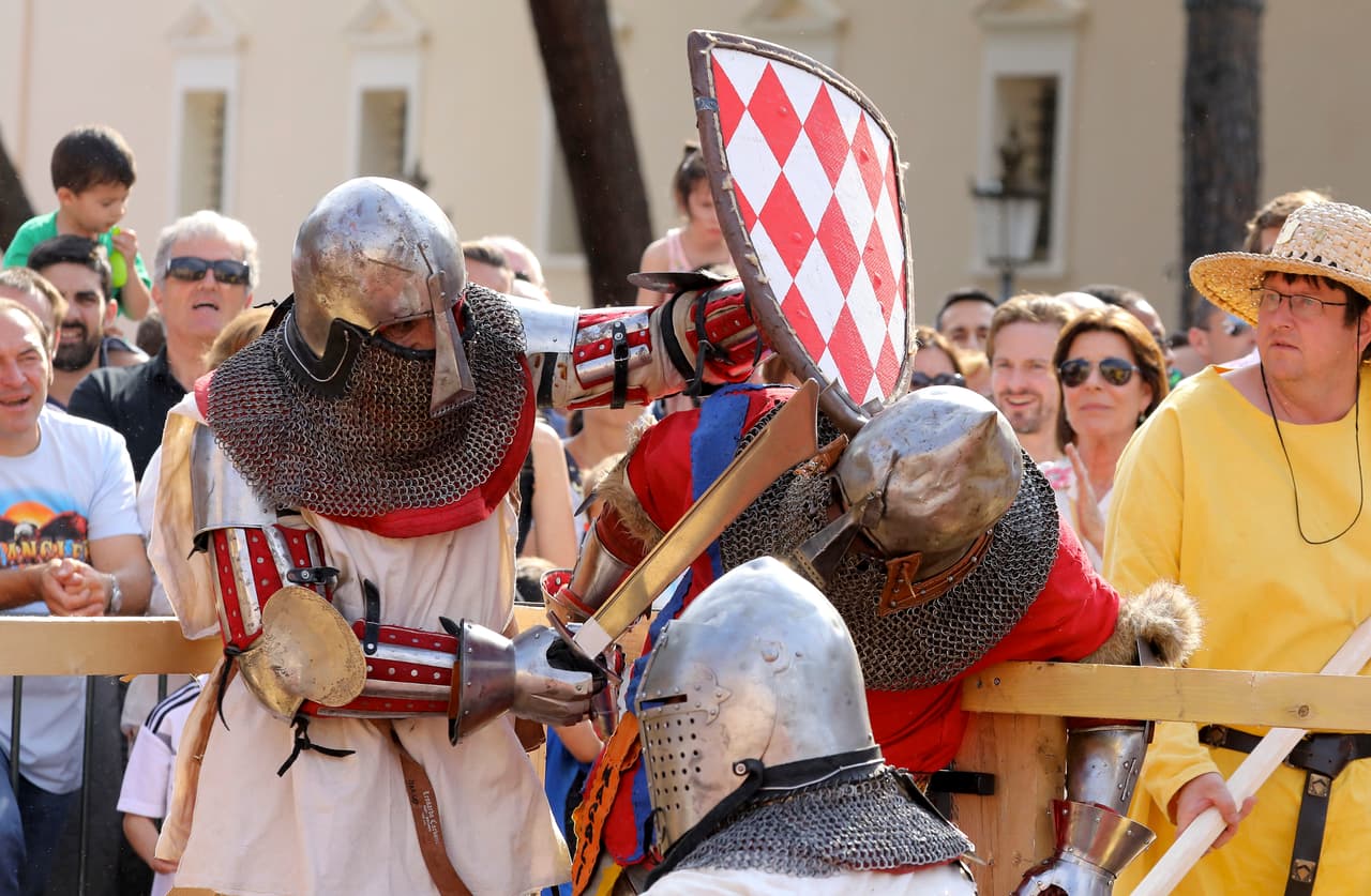La simulación es conocida como '
<b>Behourd</b>' e involucra a un grupo de luchadores en un combate entre caballerías.