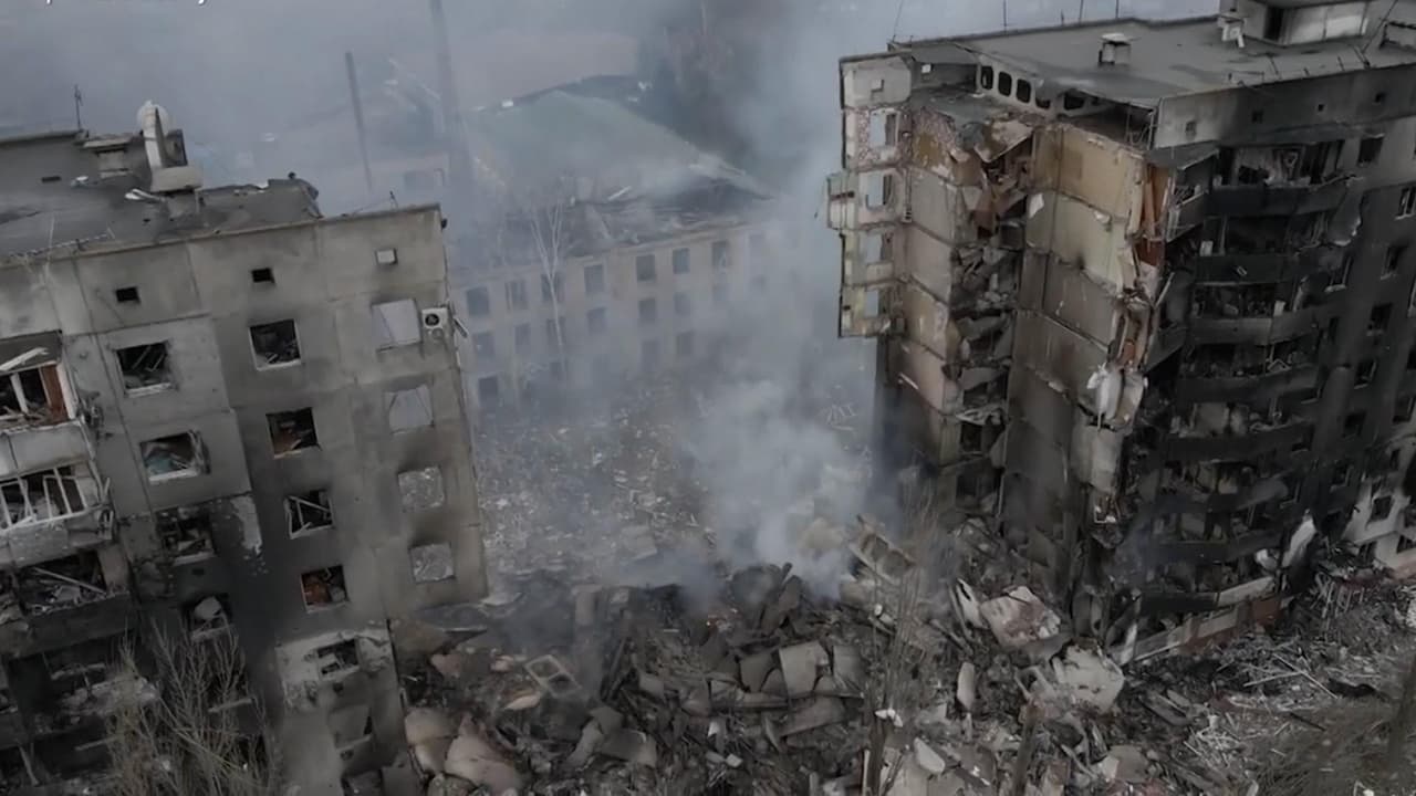 Al noroeste de Kiev, en Borodyanka, secciones enteras de edificios departamentales fueron destruidos por bombardeos rusos y varios tanques quedaron abandonados en las calles. Hasta el momento, se desconoce el número de víctimas. Más noticias 
<a href="https://www.univision.com/noticias/mundo/ultimas-noticias-guerra-rusia-ucrania-en-vivo-hoy" target="_blank">aquí</a>.
