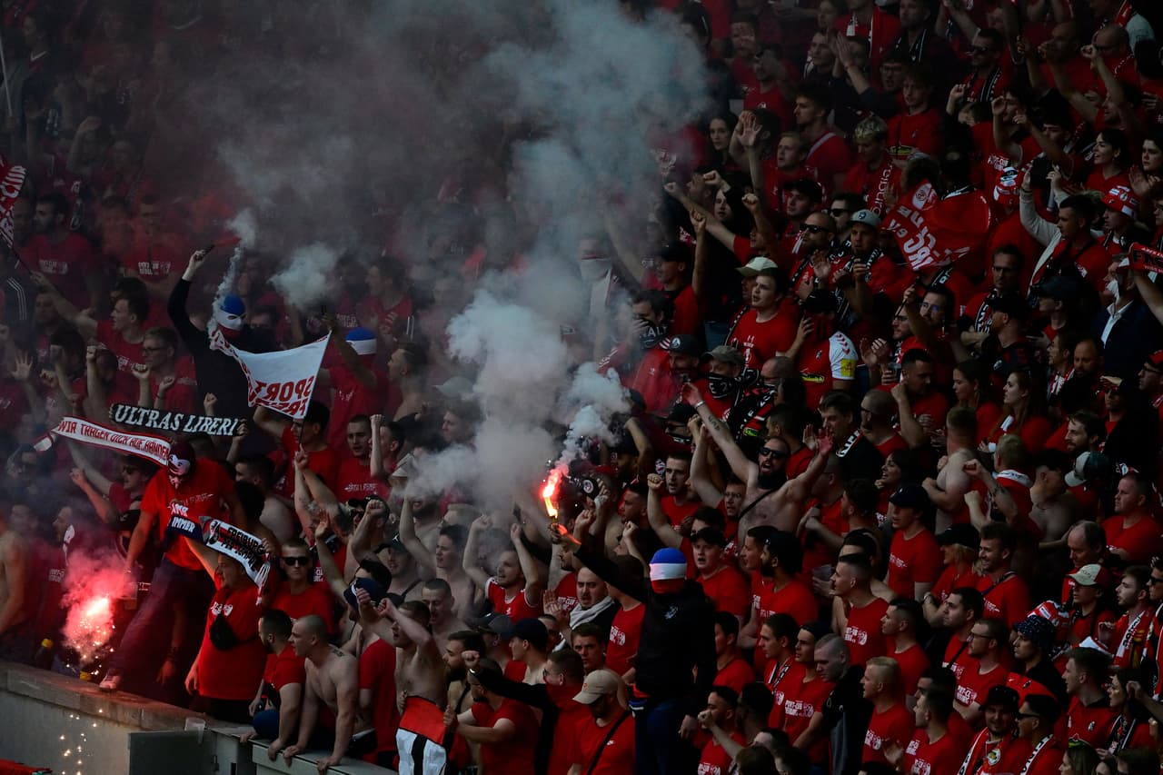 En las gradas había mucha pasión y por fortuna no se desbordó entre los fanáticos.
