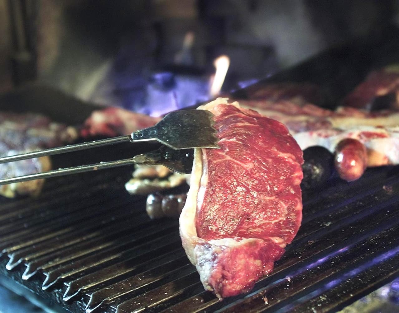 10. En cuanto al menú, prevalecerán las carnes y las especialidades del popular asado argentino. Sin embargo, también se repartirá sushi, tablas de quesos y de jamón curado.