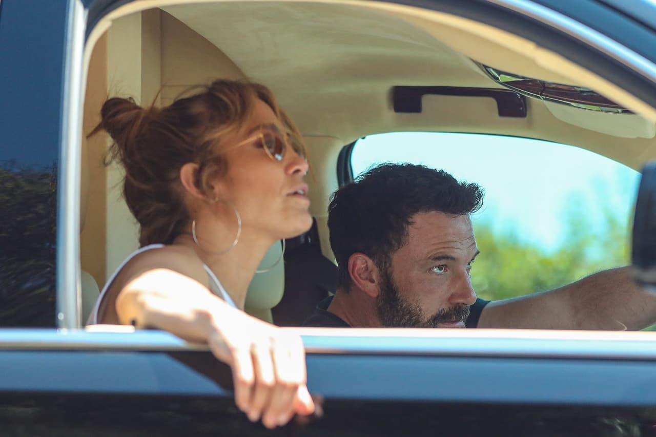 "Planean mudarse juntos muy pronto. Se siente como si hubieran estado juntos de nuevo durante años, no meses", agregó.
<br>