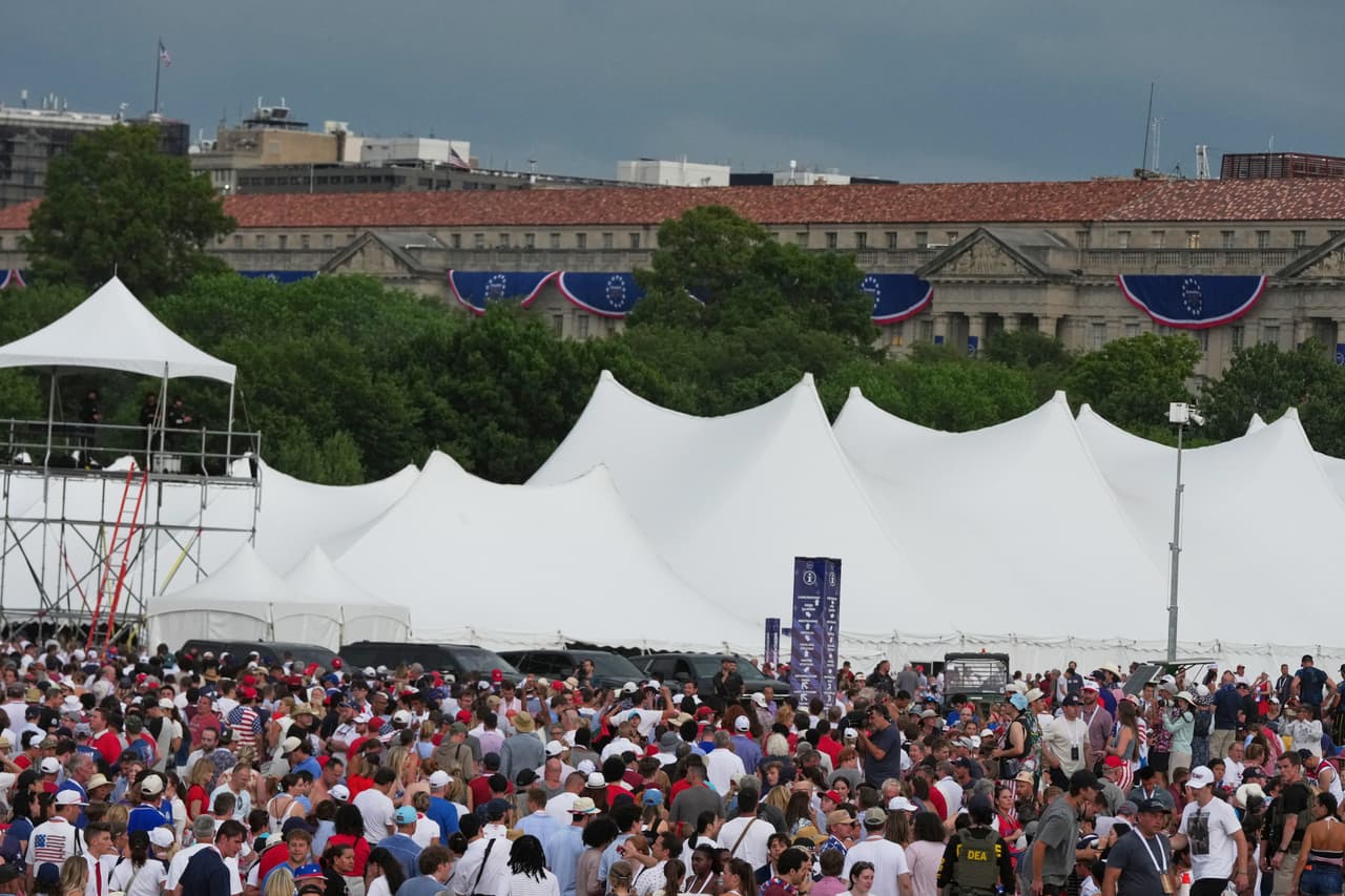 Varias personas evacuaron la zona tras ser alertadas de la llegada de tormentas que retrasarían el programa del evento "Homenaje a Estados Unidos" por el Día de la Independencia, en conmemoración del 250 aniversario de la nación, el sábado 4 de julio de 2026, en el National Mall de Washington.