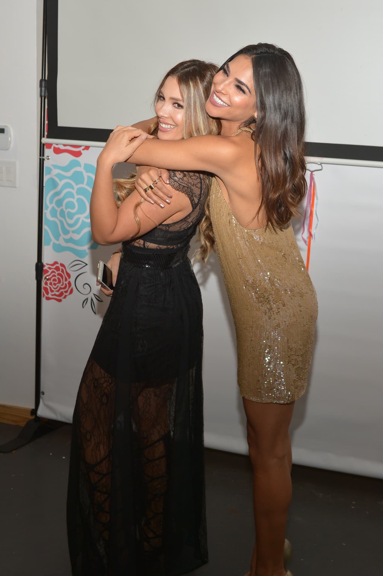 Hace unos días había hablado de un proyecto muy especial y finalmente pudo presentar a #AleLaDeTijuana frente a un grupo de amigos y colegas. Los presentes disfrutaron de la webserie entre risas y lágrimas. 
<a href="http://www.univision.com/shows/la-banda/aleladetijuana-revela-como-cruzo-la-frontera-video" target="_blank"><b>Aquí puedes ver el primer capítulo</b></a>.