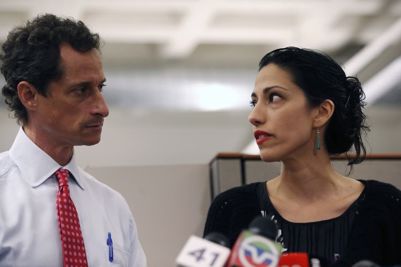“No es una decisión fácil”, dijo Huma Abedin el 23 de julio de 2013 después de que su esposo, Anthony Weiner, se disculpara con ella en una rueda de prensa por un sonado caso de “sexting”. En agosto pasado, Abedin se separó de Weiner por un tercer caso de “sexting”. Huma es hoy la mano derecha de Hillary Clinton. Por eso, Trump ha usado esta situación para atacar a Clinton, diciendo que Huma Abedin estaba casada con un pervertido.