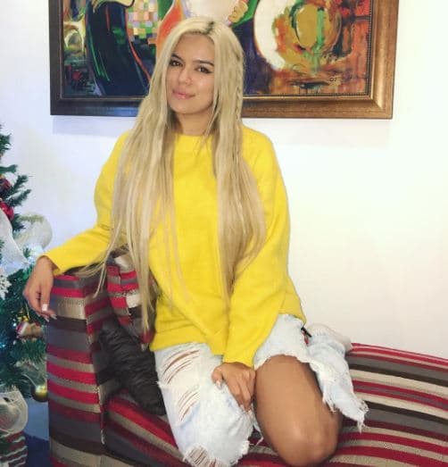 La conocemos como Karol G, pero su nombre es Carolina Giraldo Navarro. Nació en Medellín, Colombia, y en los últimos años su carrera ha ascendido vertiginosamente como una de las estrellas pop del momento.