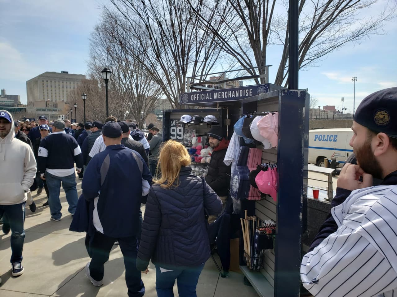 Las personas comenzaron a llegar sobre las 11 am de este jueves, y el juego de los Yankees contra los Orioles de Baltimore comenzó a la 1:05 pm.