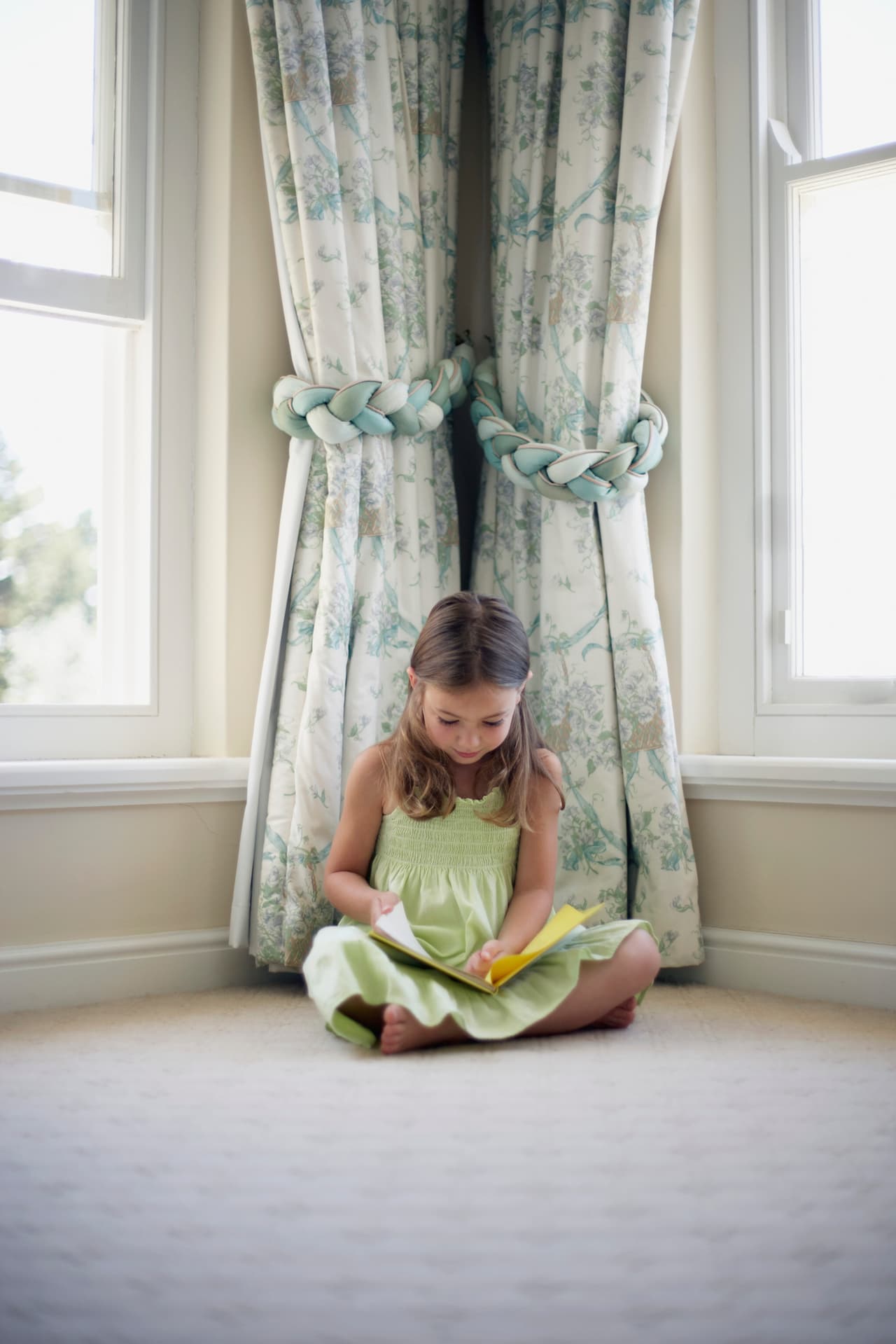 Coloca unas cortinas bellas del color favorito de tu hijo para que despierte con la mejor de las vibras.