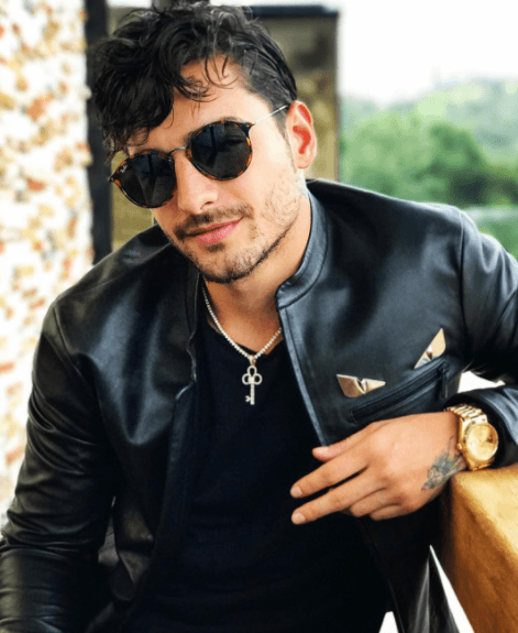 Las perspectivas profesionales para el intérprete colombiano serán excepcionales, cosechará más éxitos y triunfos, recibirá galardones y reconocimientos y su fama irá en ascenso. No se observan enlaces de índole sentimental sino más bien aventuras que serán el centro de la comidilla de las revistas de farándulas en las cuales inclusive se llegará a cuestionar su orientación sexual, algo que el intérprete dejará muy claro.