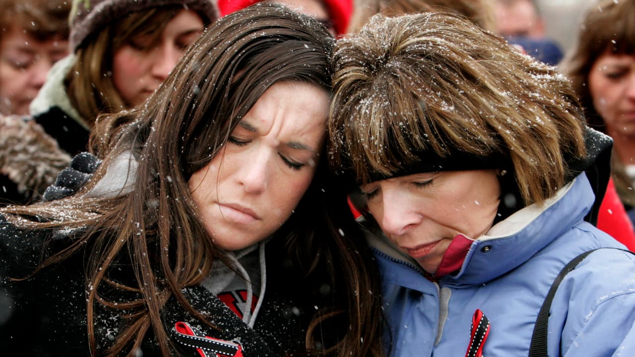 Padres de familia acompañaron en el dolor a los estudiantes.