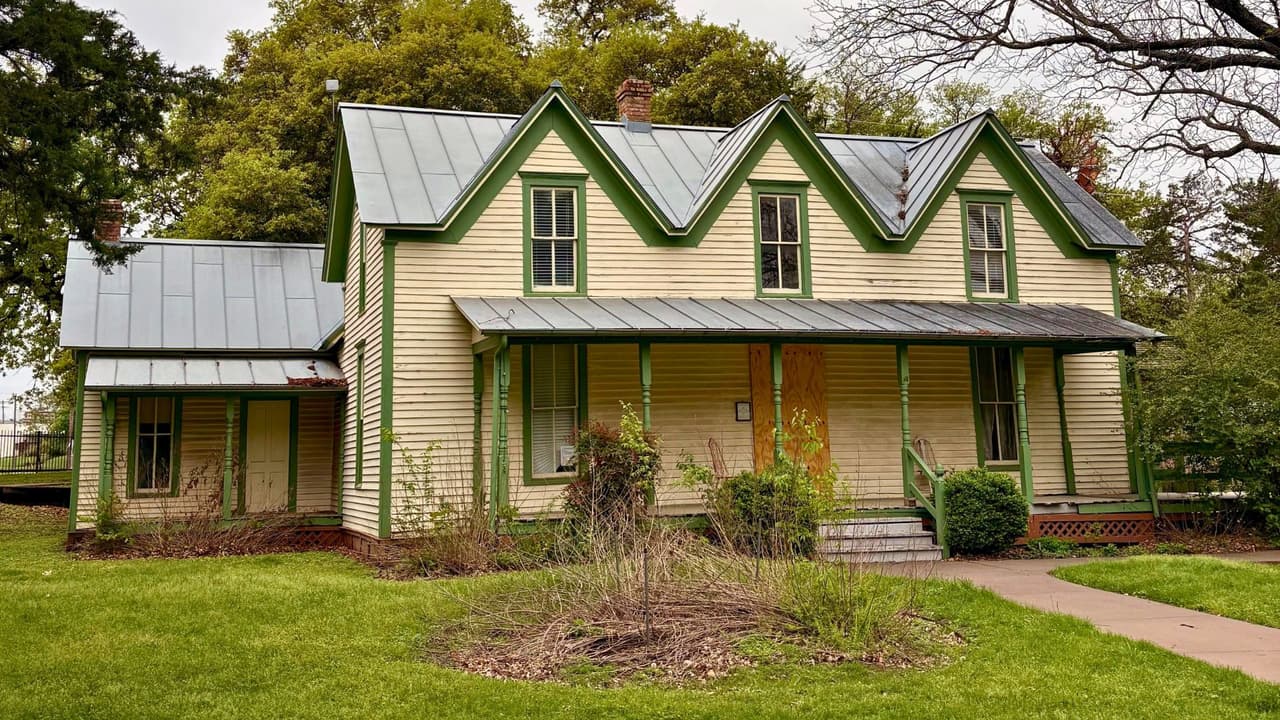 <h3 class="cms-H3-H3">🎟️ <b>Lo que necesitas saber antes de ir</b> </h3>
<ul>
 <li data-start="1584" data-end="1607" class=""> <b>Entrada:</b> ¡Gratis!</li>
 <li data-start="1608" data-end="1676" class=""> <b>Horario del parque:</b> Todos los días, de 7:00 a.m. a 7:00 p.m.</li>
 <li data-start="1677" data-end="1743" class=""> <b>Edificaciones históricas:</b> Abiertas de 10:00 a.m. a 4:00 p.m.</li>
 <li data-start="1744" data-end="1800" class=""> <b>Ubicación:</b> <a href="https://maps.app.goo.gl/CZe55sMJAp4XgTs27" target="_blank">1515 S. Harwood St., Dallas</a></li>
 <li data-start="1801" data-end="1858" class=""> <b>Estacionamiento:</b> Disponible en la entrada principal</li>
</ul>