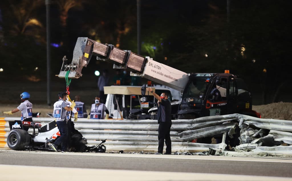 Romain Grosjean perdió el control de su monoplaza tras rozar su llanta con otro piloto y se impactó con una barda. El piloto francés logró salir ileso de su auto en llamas con leves quemaduras en manos y pies durante el Gran Premio de Barein en la Formula 1.