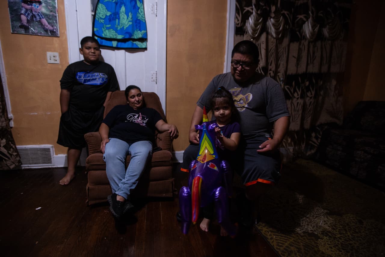 Leonel, Carmen y sus hijos en su casa de O'Neill, Nebraska, en julio de 2019.