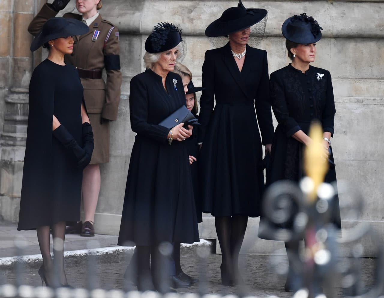La duquesa de Sussex fue una de las presentes en la Abadía de Westminster para darle el adiós definitivo a la reina. En los servicios funerarios, Meghan Markle estuvo junto a la reina consorte Camilla y la princesa de Gales, Kate Middleton. 
<br>