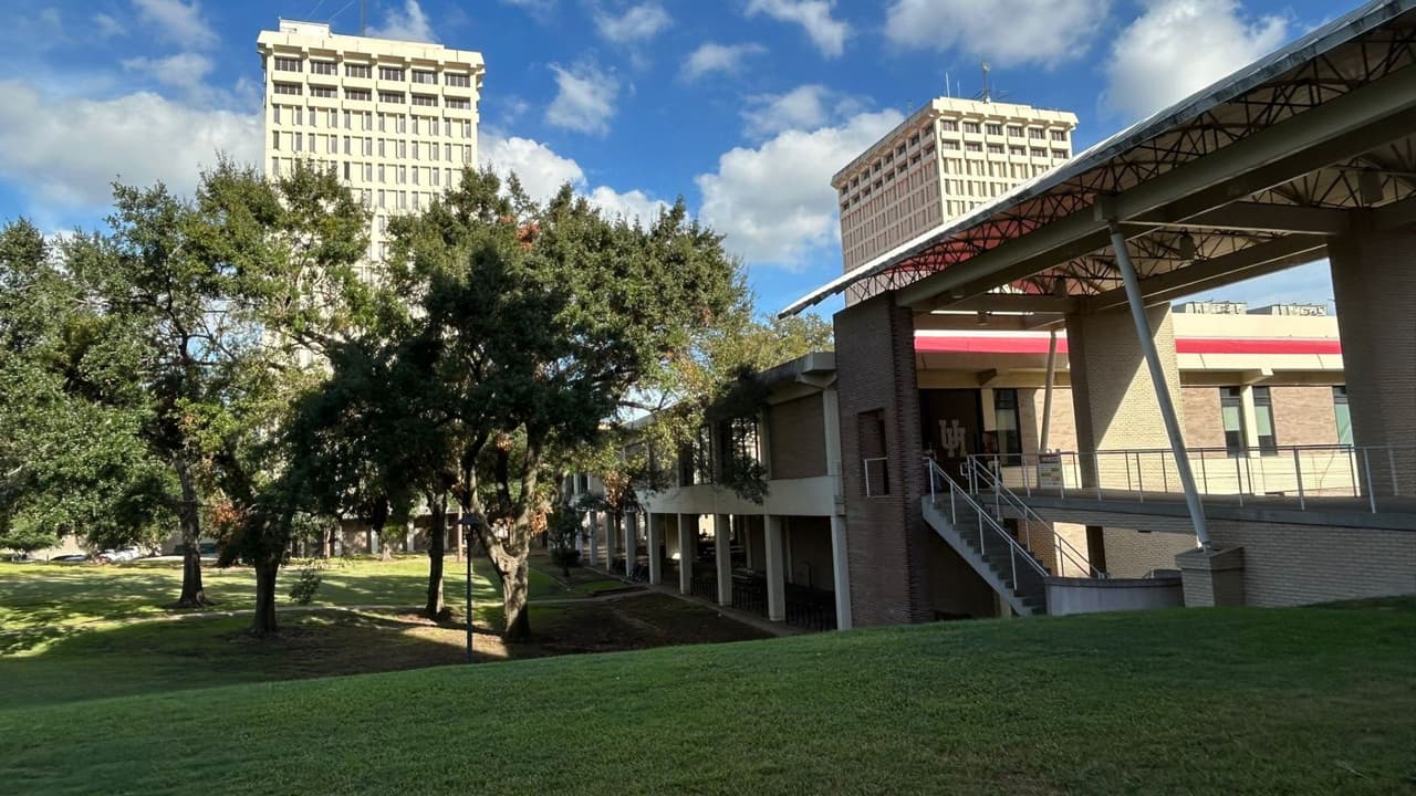 Buscan a sospechosos de robar a punta de pistola a un estudiante al interior de la Universidad de Houston  